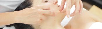 Masaje facial reafirmante y su aplicación en el tratamiento de las arrugas y líneas de expresión 