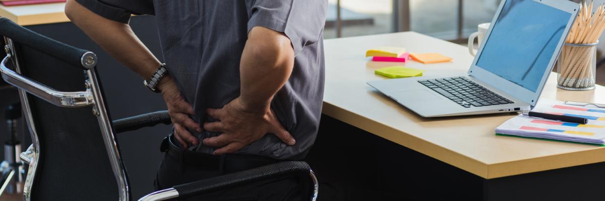 5 estiramientos que sí pueden ayudarte después de una jornada de oficina