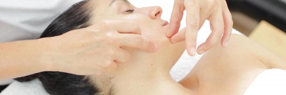 Masaje facial reafirmante y su aplicación en el tratamiento de las arrugas y líneas de expresión 